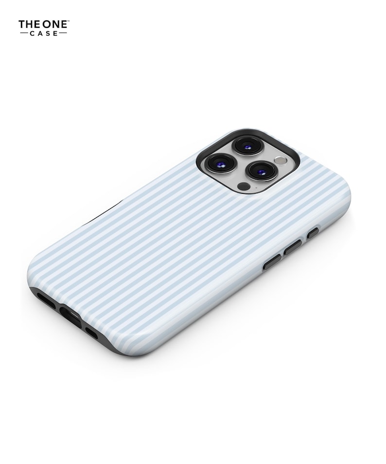 Pode incluir: Capa de telefone listrada em branco e azul claro. A capa tem um design elegante e um recorte para a c&acirc;mera. O texto "THE ONE -CASE-" &eacute; vis&iacute;vel no canto superior esquerdo.
