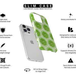 Op de afbeelding: Een telefoonhoesje met een limoenschijfjesontwerp wordt getoond naast een zilveren telefoon. De hoes is groen en wit, met een glanzende afwerking. De tekst "SLIM CASE" staat bovenaan.