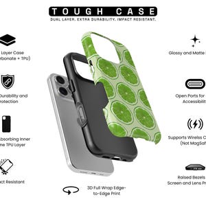 Op de afbeelding: Een telefoonhoesje met een limoenschijfjespatroon, met de tekst "TOUGH CASE". De afbeelding toont de lagen van de hoes, waarbij de dubbellaagse constructie, de schokbestendigheid en de ondersteuning voor draadloos opladen worden benadrukt. Het heeft een glanzende afwerking.