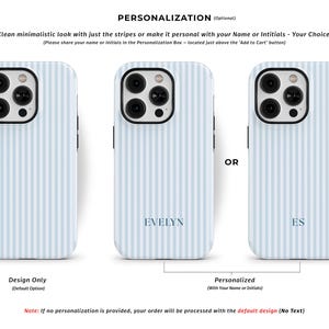 Pode incluir: Capas de telem&oacute;vel com um design de riscas azuis claras e brancas. Uma capa est&aacute; em branco, a segunda tem o nome "EVELYN" e a terceira as iniciais "ES". O texto "PERSONALIZA&Ccedil;&Atilde;O" e outros textos s&atilde;o vis&iacute;veis.