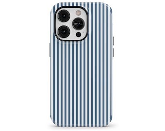 Peut inclure: Coque de smartphone à rayures verticales bleues marine et blanches. L'étui a une finition brillante et une découpe pour l'appareil photo en haut. La marque "THE ONE CASE" est imprimée en noir en haut à gauche.