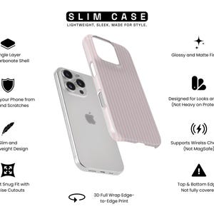 Pu&ograve; includere: Custodia per telefono rosa chiaro con un design a righe verticali, accanto a uno smartphone argentato. La custodia &egrave; etichettata "SLIM CASE" ed &egrave; progettata per proteggere il telefono da polvere e graffi. Supporta la ricarica wireless.