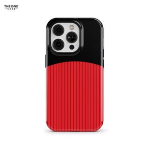 Puede incluir: Una funda para teléfono con una sección superior negra sólida y una sección inferior roja vibrante con finas rayas verticales negras. El módulo de la cámara es blanco con tres lentes circulares y un flash. El texto THE ONE CASE aparece arriba.