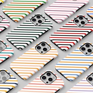 Puede incluir: Una colección de fundas de teléfono a rayas de colores sobre un fondo blanco. Las fundas presentan diferentes combinaciones de colores y patrones. El texto "THE ONE -CASE- " es visible en la esquina superior izquierda de la imagen.