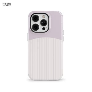 Puede incluir: Una funda para teléfono con un diseño de dos tonos, con una sección superior de color violeta claro sólido y una sección inferior blanca con rayas verticales. El recorte de la cámara es negro y el texto THE ONE CASE aparece arriba a la izquierda.