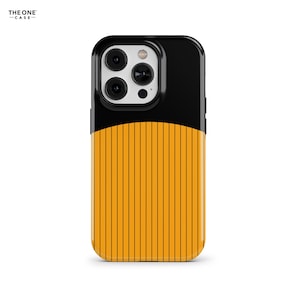 Puede incluir: Una funda para smartphone con un diseño bicolor, que presenta una sección superior negra sólida y una sección inferior de color naranja vibrante decorada con finas rayas verticales negras. El texto THE ONE CASE aparece en la esquina superior.