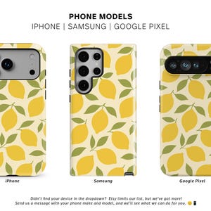 Op de afbeelding: Telefoonhoesjes met een citroenpatroon. De hoesjes zijn voor iPhone-, Samsung- en Google Pixel-modellen. De hoesjes hebben een cr&egrave;mekleurige achtergrond met gele citroenen en groene bladeren. De tekst "PHONE MODELS" en de merknaam "THE ONE CASE" zijn zichtbaar.