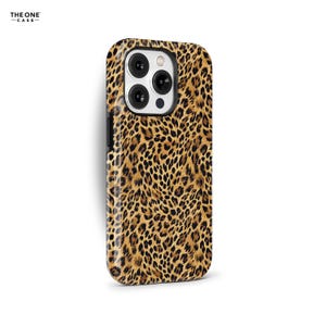 Puede incluir: Una funda de teléfono con estampado de leopardo. La funda es principalmente marrón y beige con manchas negras, y tiene un acabado brillante. Tiene un recorte para la cámara y la marca "THE ONE CASE" está impresa en la esquina superior izquierda.