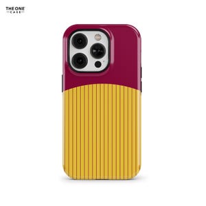 Puede incluir: Una funda para smartphone con un diseño bicolor que presenta una sección superior en color granate sólido y una sección inferior amarilla con finas rayas verticales. El área de la cámara es blanca y el texto THE ONE CASE es visible.