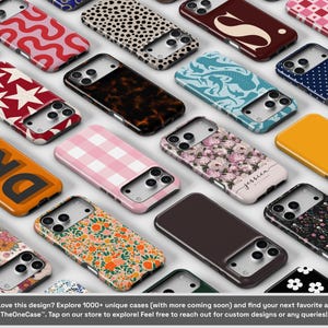 Op de afbeelding: Een verzameling telefoonhoesjes met diverse patronen en kleuren. Ontwerpen omvatten bloemen, stippen en geometrische vormen. De hoesjes zijn in tinten van oranje, roze, blauw en bruin. Sommige hoesjes hebben tekst of initialen. De hoesjes worden op een witte ondergrond gepresenteerd.