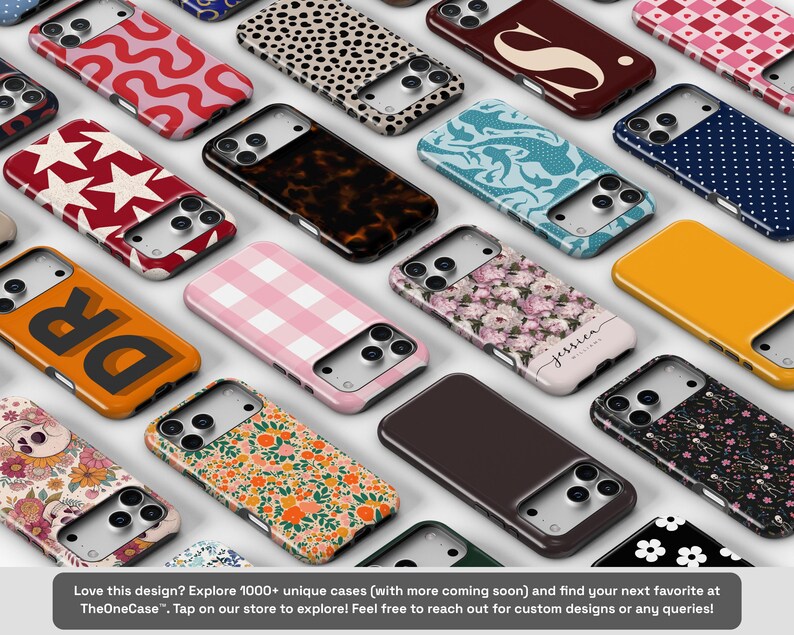 Op de afbeelding: Een verzameling telefoonhoesjes met diverse patronen en kleuren. Ontwerpen omvatten bloemen, stippen en geometrische vormen. De hoesjes zijn in tinten van oranje, roze, blauw en bruin. Sommige hoesjes hebben tekst of initialen. De hoesjes worden op een witte ondergrond gepresenteerd.