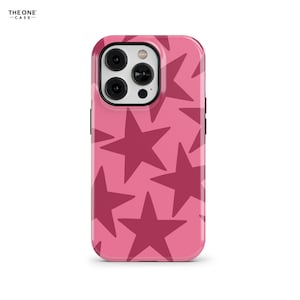 Könnte beinhalten: Rosa Handyhülle mit einem Muster aus roten Sternen. Die Hülle ist für ein iPhone mit einer Kamerabuckel konzipiert.