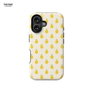 Op de afbeelding: Een telefoonhoesje met een herhaald patroon van gele citroenen met groene bladeren op een cr&egrave;mekleurige achtergrond. De hoes heeft een zwarte camera-uitsparing en zwarte zijknoppen. De tekst "THE ONE -CASE-" staat linksboven.