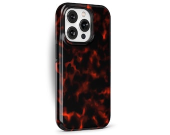 Peut inclure: Une coque de téléphone noire avec un motif en écaille de tortue rouge et noire. La coque a une bosse de caméra surélevée.