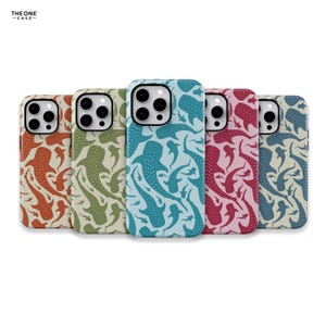 Puede incluir: Conjunto de cinco fundas para teléfono con un patrón repetido de tiburones ballena en varios colores. Las fundas son en tonos naranja, verde, azul, rosa y gris.