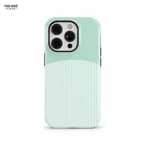 Puede incluir: Una funda de teléfono color verde menta con una sección superior lisa y una sección inferior con rayas verticales. El recorte de la cámara es negro con tres lentes circulares y un flash. El texto THE ONE CASE aparece en la esquina superior izquierda.