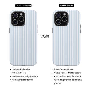 Pode incluir: Duas capas de telefone com um padr&atilde;o de listras verticais em azul claro e branco. A capa esquerda tem um acabamento brilhante, enquanto a direita tem um acabamento fosco. O texto "THE ONE -CASE-" est&aacute; no centro.