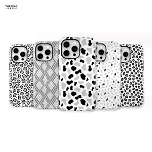 Puede incluir: Cinco fundas para iPhone diferentes con diseños de estampado de animales en blanco y negro. Las fundas presentan un estampado de leopardo, un estampado de piel de serpiente, un estampado de vaca y dos patrones abstractos diferentes.
