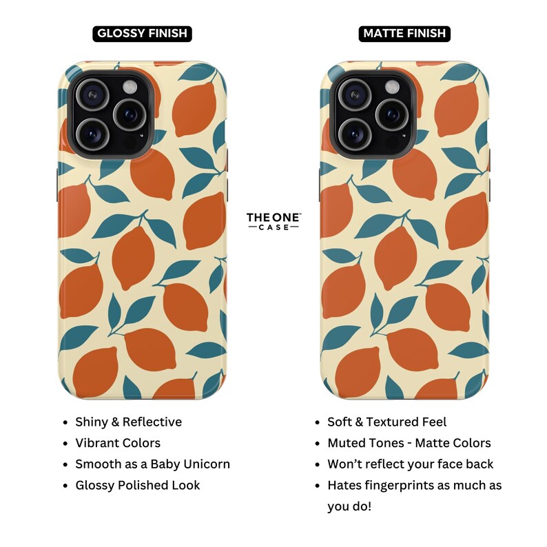 Op de afbeelding: Twee telefoonhoesjes met een citroenpatroon. De hoes aan de linkerkant heeft een glanzende afwerking en de hoes aan de rechterkant heeft een matte afwerking. De hoesjes hebben oranje citroenen en blauwgroene bladeren op een cr&egrave;mekleurige achtergrond. De tekst "THE ONE -CASE-" staat in het midden.