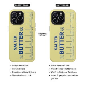 Pu&ograve; includere: Due custodie per telefono con un design a tema burro. Una ha una finitura lucida, l'altra opaca. Entrambe le custodie presentano le parole "SALTED BUTTER" in blu, con segni di misurazione e il testo "THE ONE - CASE-".