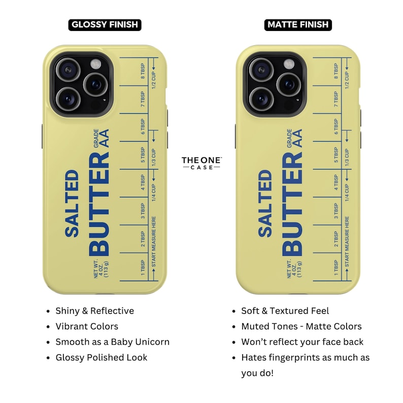 Pu&ograve; includere: Due custodie per telefono con un design a tema burro. Una ha una finitura lucida, l'altra opaca. Entrambe le custodie presentano le parole "SALTED BUTTER" in blu, con segni di misurazione e il testo "THE ONE - CASE-".