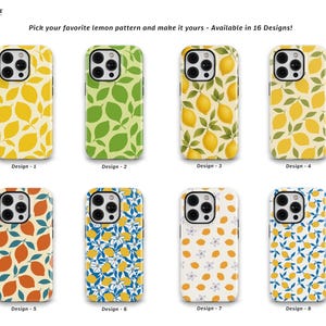 Op de afbeelding: Een verzameling telefoonhoesjes met verschillende citroenpatronen. De hoesjes hebben patronen van citroenen, bladeren en bloemstukken in geel, groen, oranje en blauw. De tekst op de afbeelding luidt: "Kies je favoriete citroenpatroon en maak het van jou - Verkrijgbaar in 16 ontwerpen!"