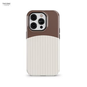Puede incluir: Una funda para smartphone con una sección superior de color marrón sólido y una sección inferior con rayas verticales finas en blanco y marrón. La funda incluye un recorte para un sistema de triple cámara y el texto THE ONE CASE arriba a la izquierda.