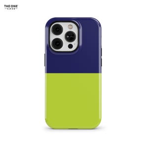 Puede incluir: Funda de teléfono de dos tonos, azul marino en la parte superior y verde brillante en la inferior. La funda tiene un recorte para la cámara y la marca "THE ONE CASE" está impresa en la esquina superior izquierda.