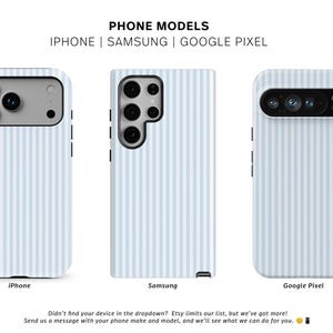 Pode incluir: Tr&ecirc;s capas de telefone com um padr&atilde;o de listras azuis claras e brancas. As capas s&atilde;o para os modelos iPhone, Samsung e Google Pixel. O texto "PHONE MODELS" e a marca "THE ONE CASE" est&atilde;o no topo.