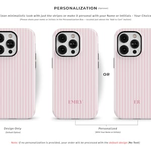 Pu&ograve; includere: Custodie per telefono a righe rosa e bianche. Una custodia ha il nome "EMILY" in rosa, un'altra le iniziali "ER". Le custodie sono mostrate con l'opzione di personalizzazione con un nome o iniziali.