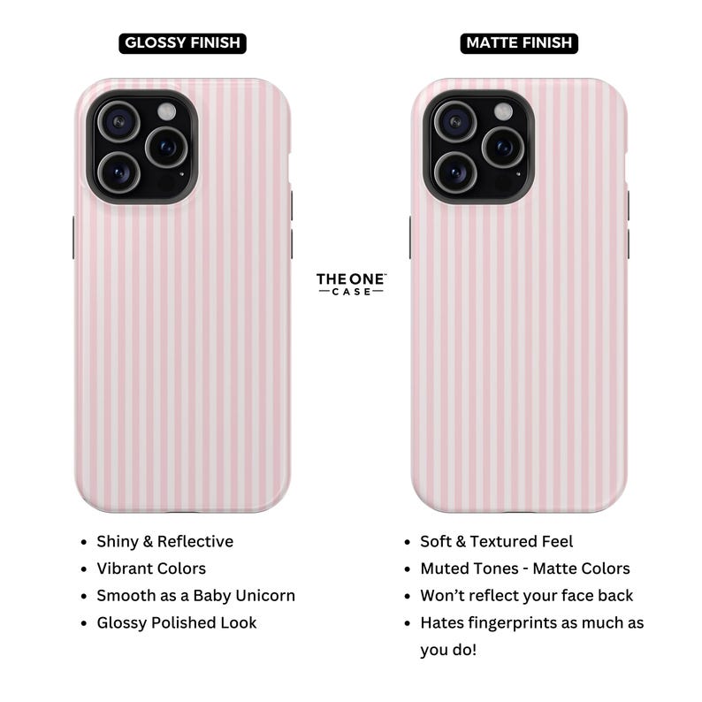 Pu&ograve; includere: Sono mostrate due custodie per telefono con strisce verticali rosa e bianche. La custodia di sinistra ha una finitura lucida, mentre quella di destra ha una finitura opaca. Il testo sulla custodia di sinistra dice "Shiny & Reflective" e "Vibrant Colors". La custodia di destra dice "Soft & Textured Feel". &Egrave; visibile anche il marchio "THE ONE -CASE-".
