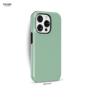 Op de afbeelding: Een mintgroene telefoonhoes met een zwarte rand en een zilveren camera lens. De hoes is ontworpen voor een telefoon met een drievoudig camerasysteem. De tekst "THE ONE -CASE- " staat bovenaan de afbeelding.