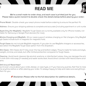 Pu&ograve; includere: Grafica in bianco e nero con la scritta "READ ME" e informazioni sul prodotto. Il testo include dettagli su modelli di telefono, indirizzi di spedizione, custodie MagSafe e istruzioni per la pulizia. Un fumetto dice "ATTENZIONE PER FAVORE!"