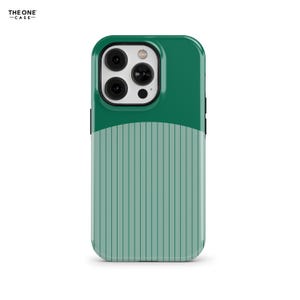 Puede incluir: Una funda para teléfono con diseño bicolor, que presenta una sección superior en verde oscuro sólido y una sección inferior en verde claro con rayas verticales. El módulo de cámara es blanco con tres lentes negras. El texto THE ONE CASE es visible.