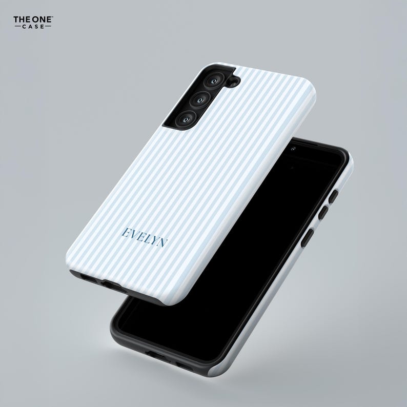Pode incluir: Uma capa de telefone listrada em branco e azul claro com o nome "EVELYN" em azul marinho. A capa do telefone &eacute; mostrada ao lado de um smartphone preto. A marca "THE ONE CASE" est&aacute; no canto superior esquerdo.