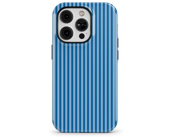 Peut inclure: Coque de téléphone à rayures bleues et bleu clair. L'étui a une finition brillante et une découpe pour l'appareil photo. Le nom de la marque "THE ONE CASE" est imprimé en haut à gauche.