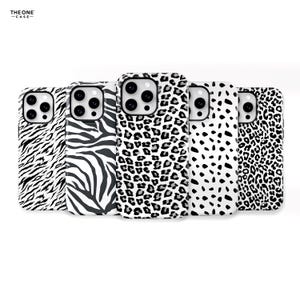 Puede incluir: Cinco fundas para teléfono diferentes con diseños de estampado de animales en blanco y negro. Las fundas presentan un diseño de cebra, leopardo, guepardo y dos patrones dálmatas diferentes.