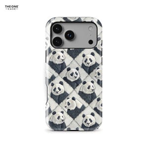 Puede incluir: Una funda de teléfono blanca y negra con un patrón repetido de caras de osos panda. Los pandas están colocados sobre un fondo de rombos. La funda tiene un recorte para la cámara y la marca "THE ONE CASE" está impresa en la esquina superior izquierda.