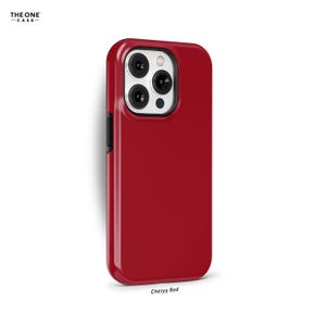 Peut inclure: Une coque de téléphone rouge cerise pour un iPhone. La coque a une bosse de caméra surélevée et un design élégant.