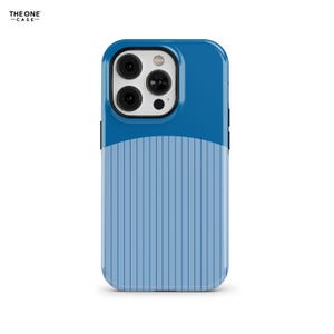 Puede incluir: Una funda de smartphone azul con una sección superior azul oscuro sólido y una sección inferior azul claro con rayas verticales. La funda tiene un recorte para un sistema de triple cámara e incluye el texto THE ONE CASE en la esquina superior izquierda.