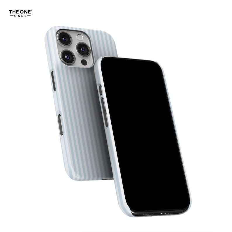Pode incluir: Duas capas de telem&oacute;vel, uma com ecr&atilde; preto e outra com um padr&atilde;o de riscas azul claro e branco. As capas s&atilde;o feitas de um material duro e t&ecirc;m um design elegante. O texto "THE ONE -CASE-" est&aacute; no canto superior esquerdo.