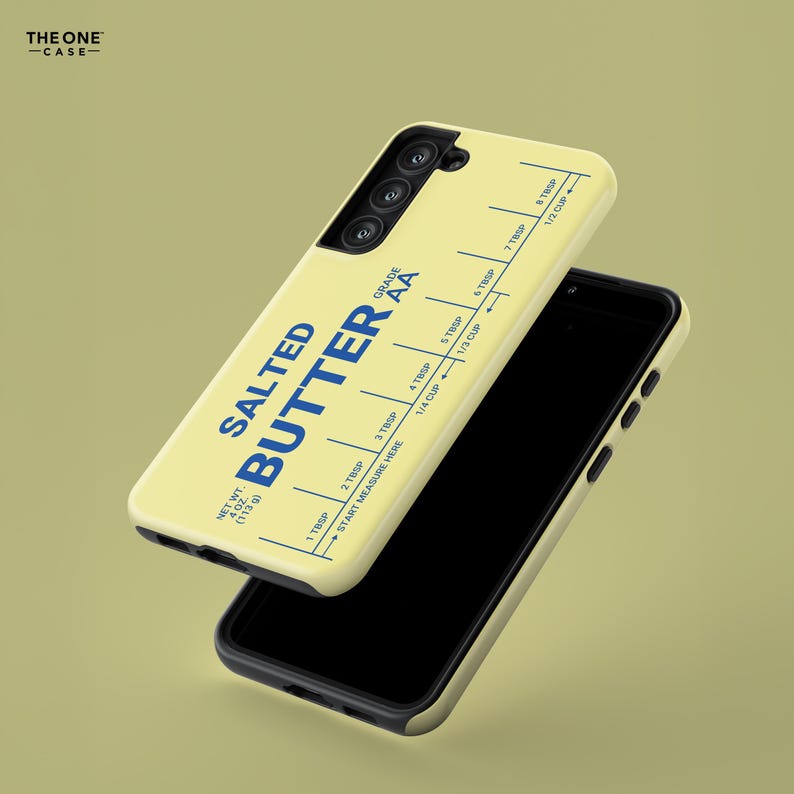 Pu&ograve; includere: Una custodia per telefono giallo chiaro con un design a tema burro. La custodia presenta le parole "SALTED BUTTER" in blu, insieme a una guida di misurazione in cucchiai e tazze. La custodia ha anche il testo "NET WT. 4 OZ (113g)".