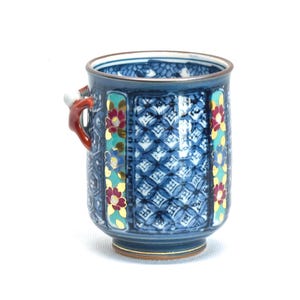 Xícara Yunomi de porcelana japonesa Kiyomizu vintage | Cerâmica de Kyoto pintada à mão | Motivo floral com alça vermelha esculpida | Em caixa | Xícara de chá verde