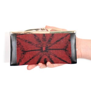 Japanische Geldbörse, Traditionelles Handwerk Iyo Kasuri Ikat Stoff - Rotes und Schwarzes Geometrisches Muster, Handgemacht in Japan, Elegante Lange Weibliche Geldbörse