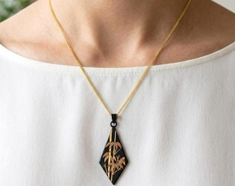 Damascene Pendant Necklace – Diamond-Shaped Black & Gold Bamboo Design, 24K Inlay Jewelry, Signed Wood Box – Jewellery handcrafted in Japan