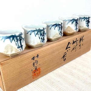 Set di 5 tazze da sakè Guinomi a forma di bambù – Kikyogama Mino Ware Ceramica – Scatola originale – Piccole tazze in ceramica blu e bianca, Giappone Wabi Sabi