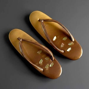 Sandalias japonesas vintage Zori con plataforma de color bronce y dorado, estilo kimono.