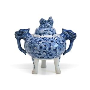 Vintage Kutani Porcelain Incense Burner – Blue & White Lion Motif, Three-Legged Koro with Underglaze Cobalt Design, handmade pottery Japan