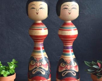 Kokeshi style Tsugaru Par Senzo Mori (1916-2003) | Poupée Kokeshi vintage japonaise | Kokeshi traditionnel avec tableau Daruma | 30,5 & 30,5 cm