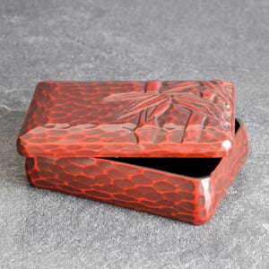 Petite boîte japonaise avec motif bambou | Boîte à bijoux rouge et noire pour femme | Boîte pour accessoires avec couvercle | Décoration d'intérieur | Jolie boîte à bijoux